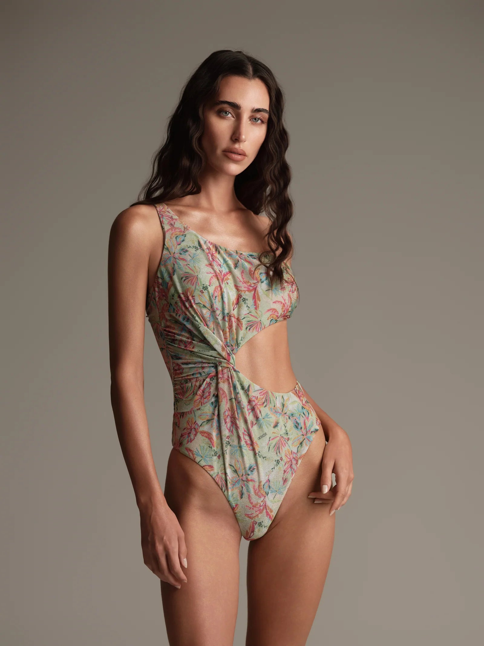 Saint-Tropez ışıltılı lurex mayo önden görünüm ince askılı parlak Italian fabric kumaş, lüks beachwear ve resort stil için modern tasarım