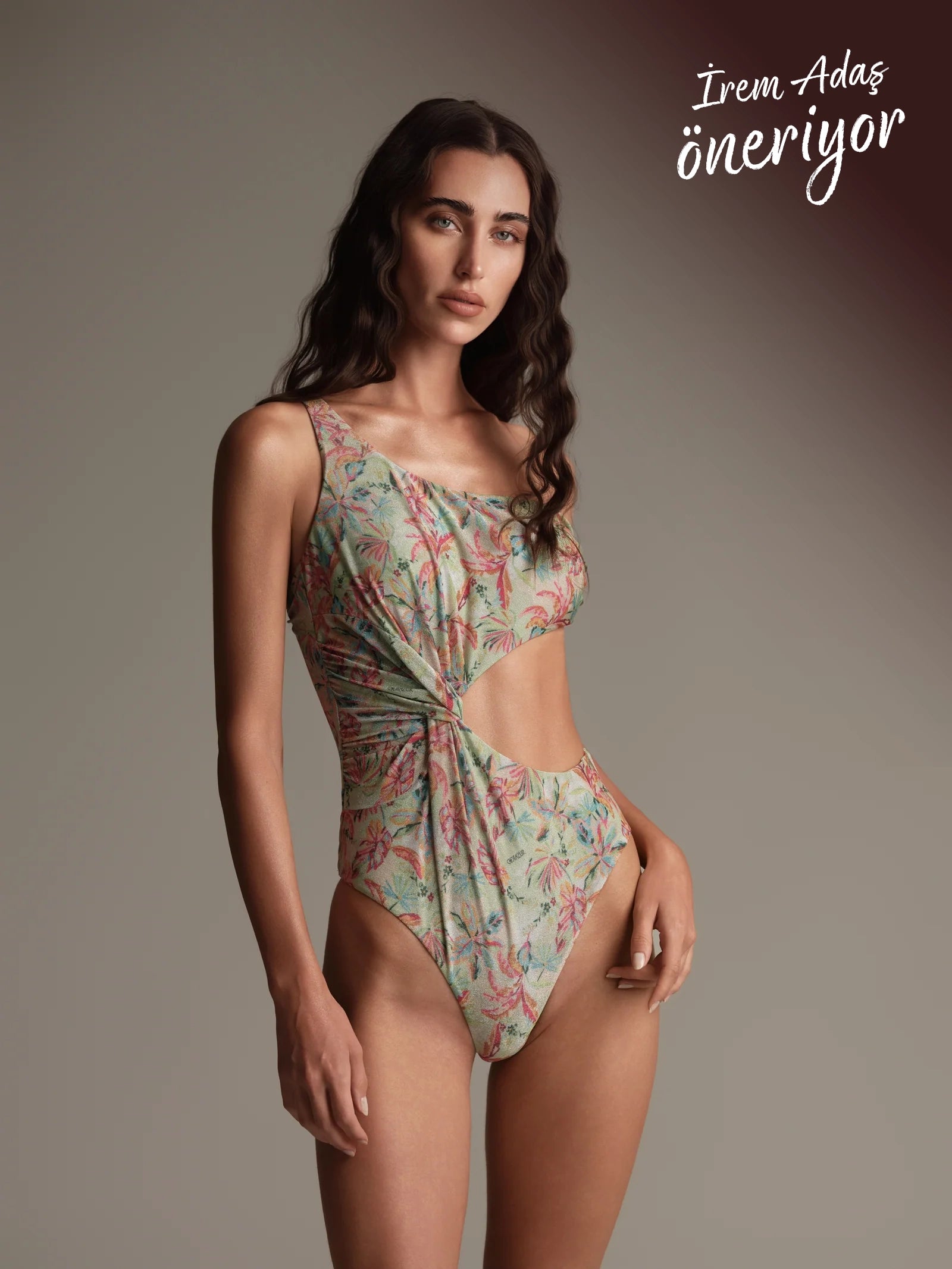 Saint-Tropez ışıltılı lurex mayo önden görünüm ince askılı parlak Italian fabric kumaş, lüks beachwear ve resort stil için modern tasarım