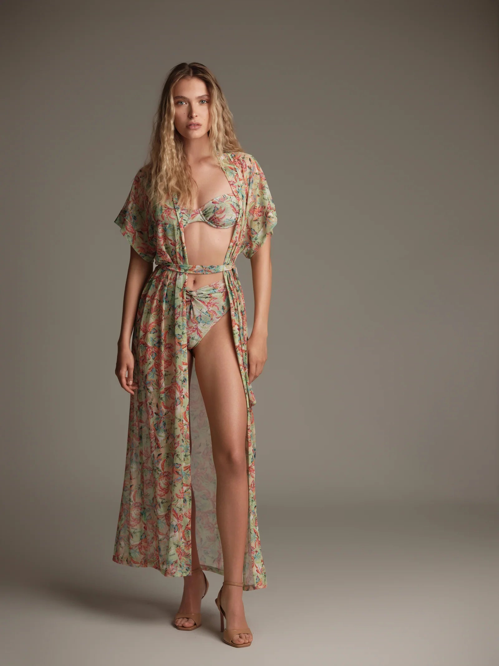 Saint-Tropez transparan kimono önden görünüm hafif ve akışkan Italian fabric ile şık beachwear ve resortwear stil