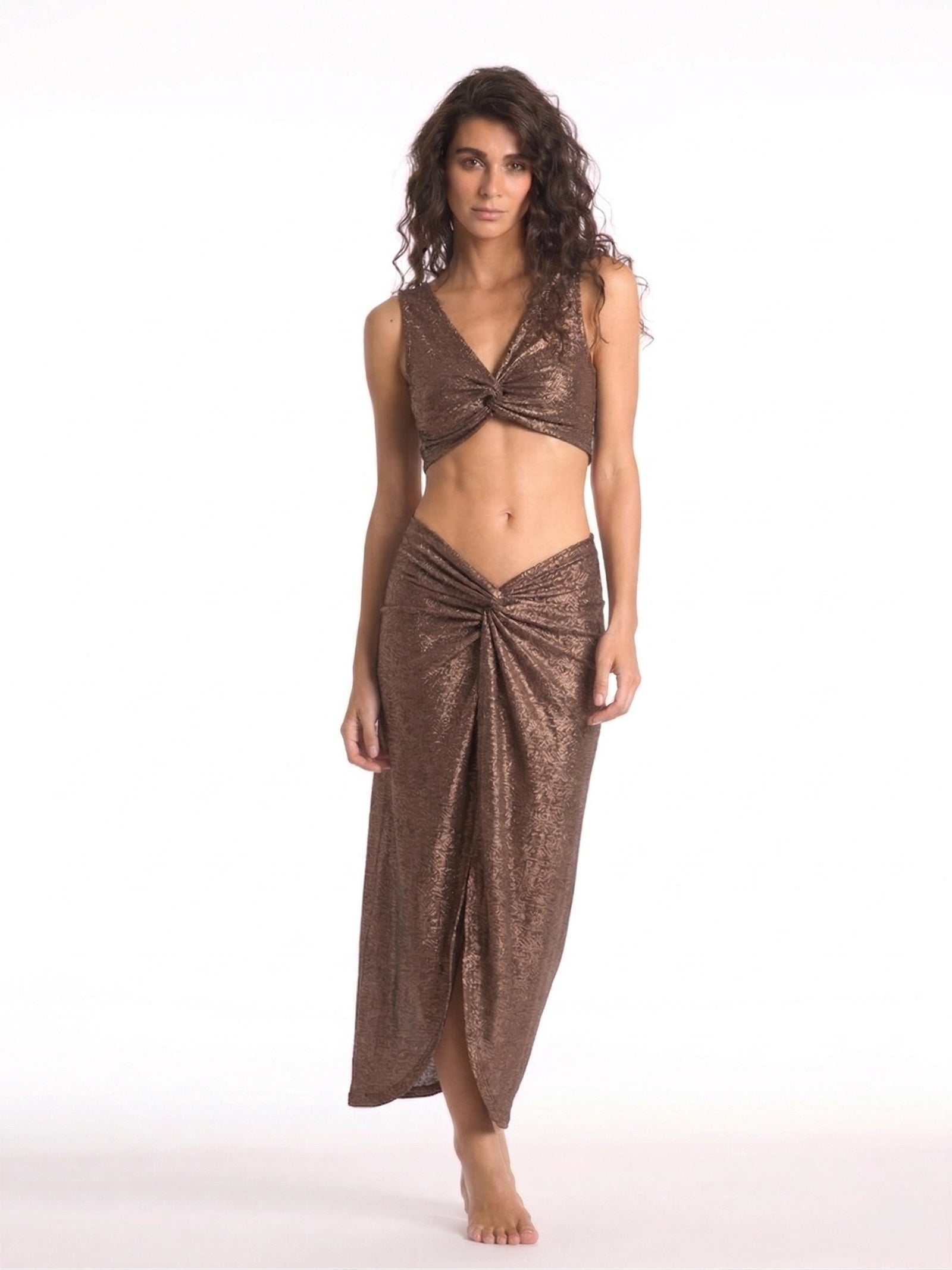 Twist detaylı simli kahverengi etek ve üst takım önden görünüm ışıltılı Italian fabric ile şık ve iddialı beachwear stil