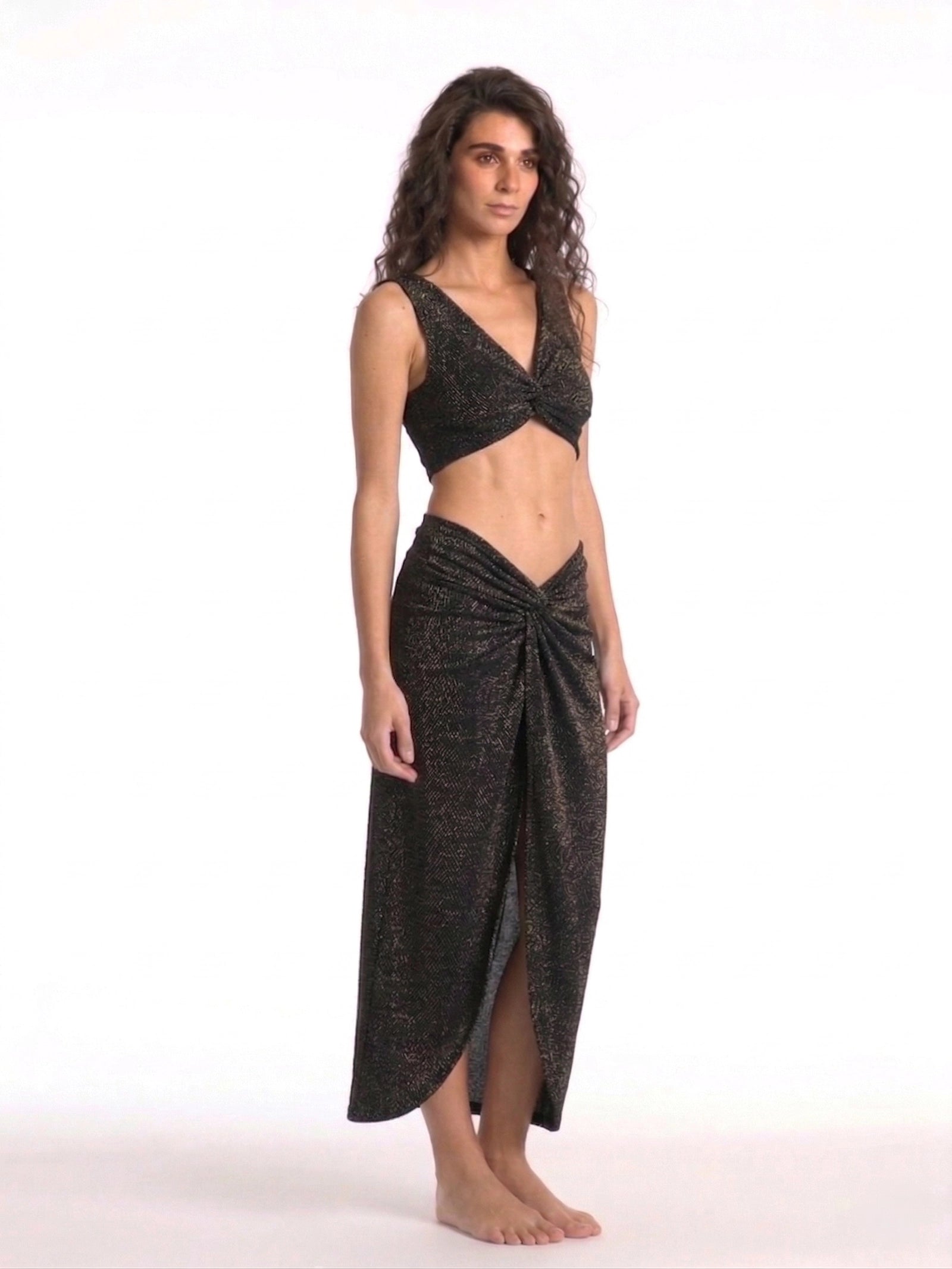 Twist detaylı simli siyah etek ve üst takım önden görünüm parlak Italian fabric ile şık ve modern beachwear resort stil