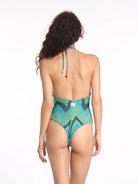 İkonik desenli mavi mayo arkadan görünüm zarif kesim Made in Italy kumaş ile premium beachwear ve resortwear stil