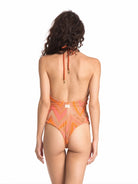 İkonik desenli turuncu mayo arkadan görünüm zarif kesim Made in Italy kumaş ile premium beachwear ve resortwear stil