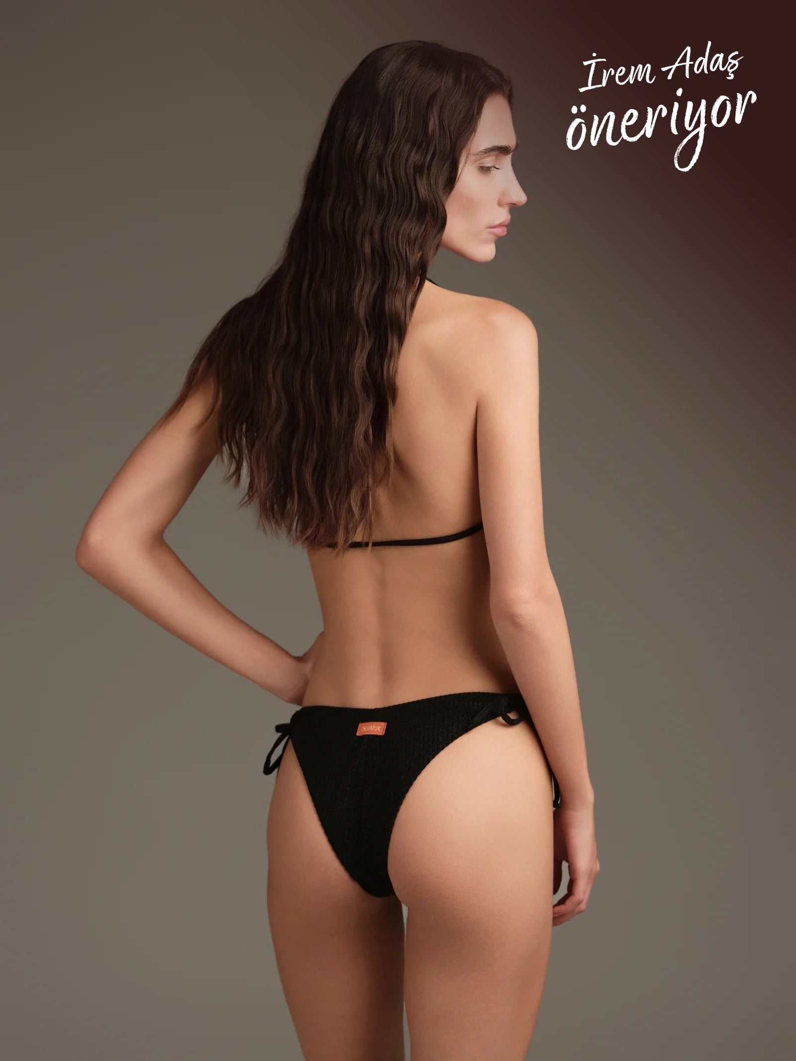 Siyah lurex üçgen bikini arkadan görünüm zarif kesim Made in Italy kumaş ile premium beachwear ve resortwear stil