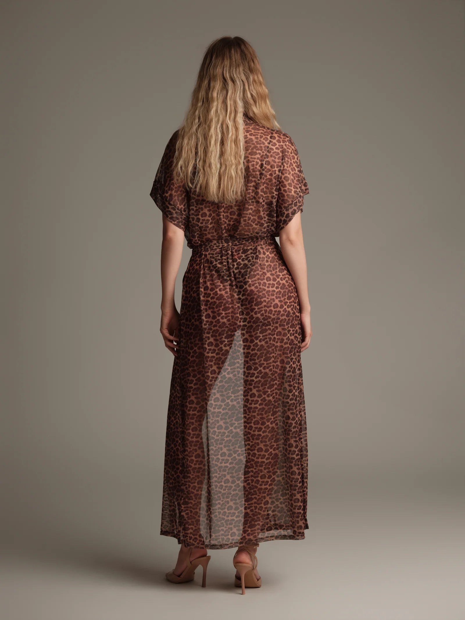 Animal print leopar kimono arkadan görünüm zarif kesim Made in Italy kumaş ile lüks beachwear ve resortwear stil