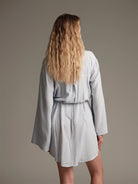 Mavi marine çizgili resort kimono arkadan görünüm zarif kesim Made in Italy kumaş ile lüks beachwear ve resortwear stil