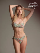 Saint-Tropez straplez bikini önden duruşu. Işıltılı lureks doku ve İtalyan kumaşın kusursuz birleşimi. Göğsü kavrayan yüksek kalite resortwear şıklığı.
