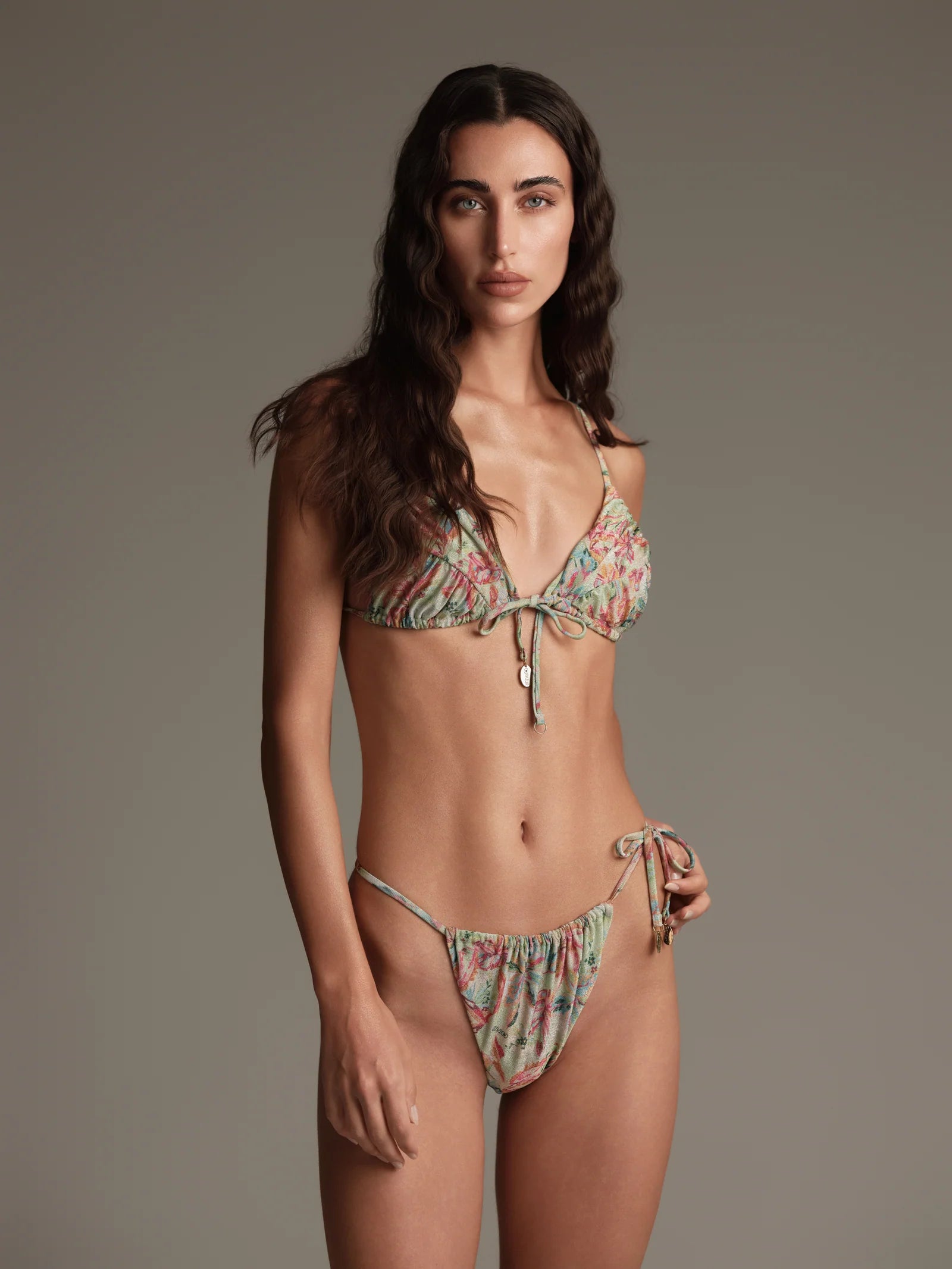 Saint-Tropez üçgen bikini önden duruşu. Işıltılı lureks dokulu lüks İtalyan kumaş, ayarlanabilir askı detayı ve high-fashion beachwear şıklığı.