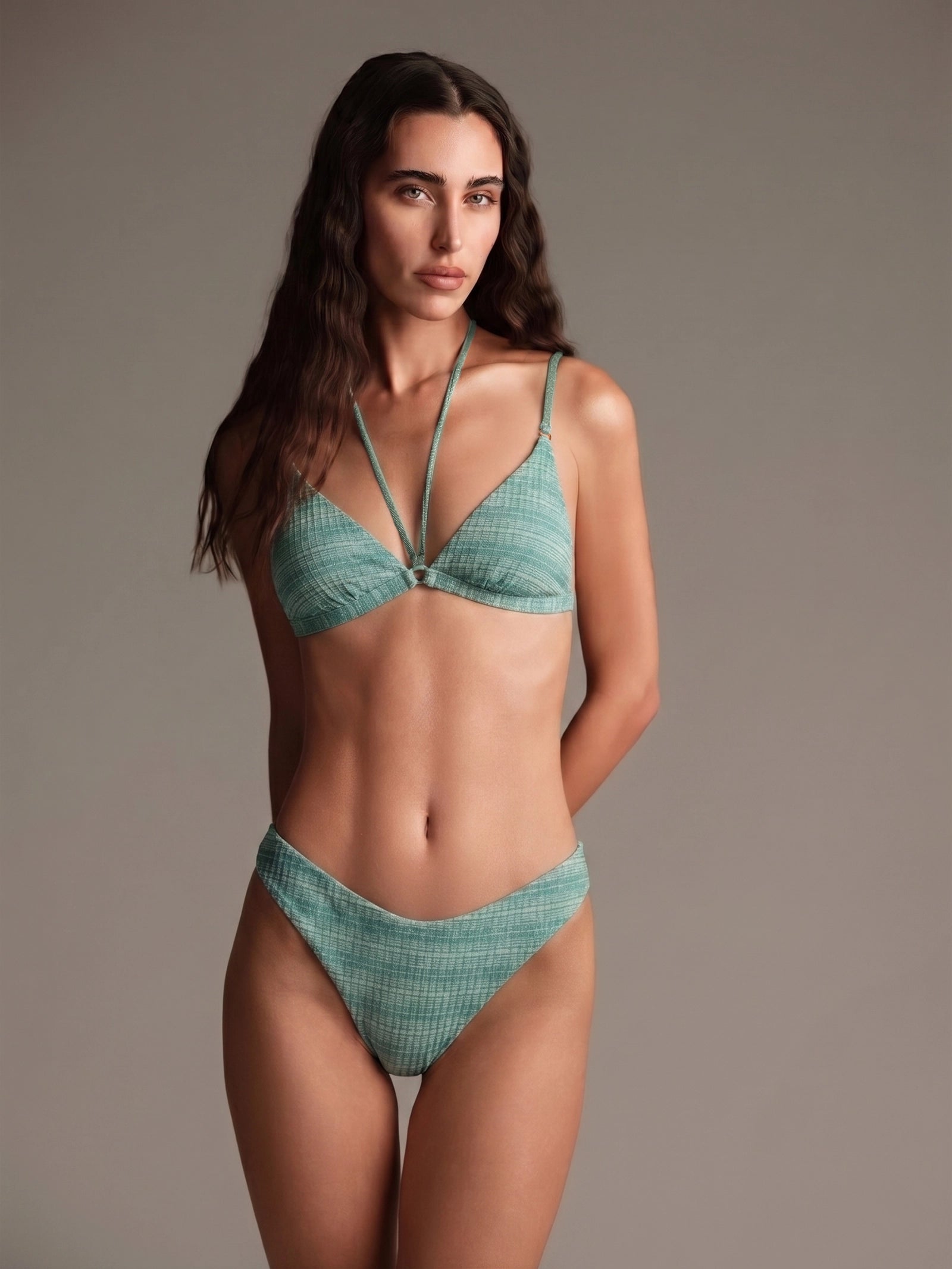Saint Tropez ışıltılı örgü dokulu üçgen bikini su yeşili önden görünüm parlak Italian fabric ile şık ve modern beachwear stil
