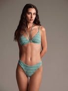 Saint Tropez ışıltılı örgü dokulu üçgen bikini su yeşili önden görünüm parlak Italian fabric ile şık ve modern beachwear stil