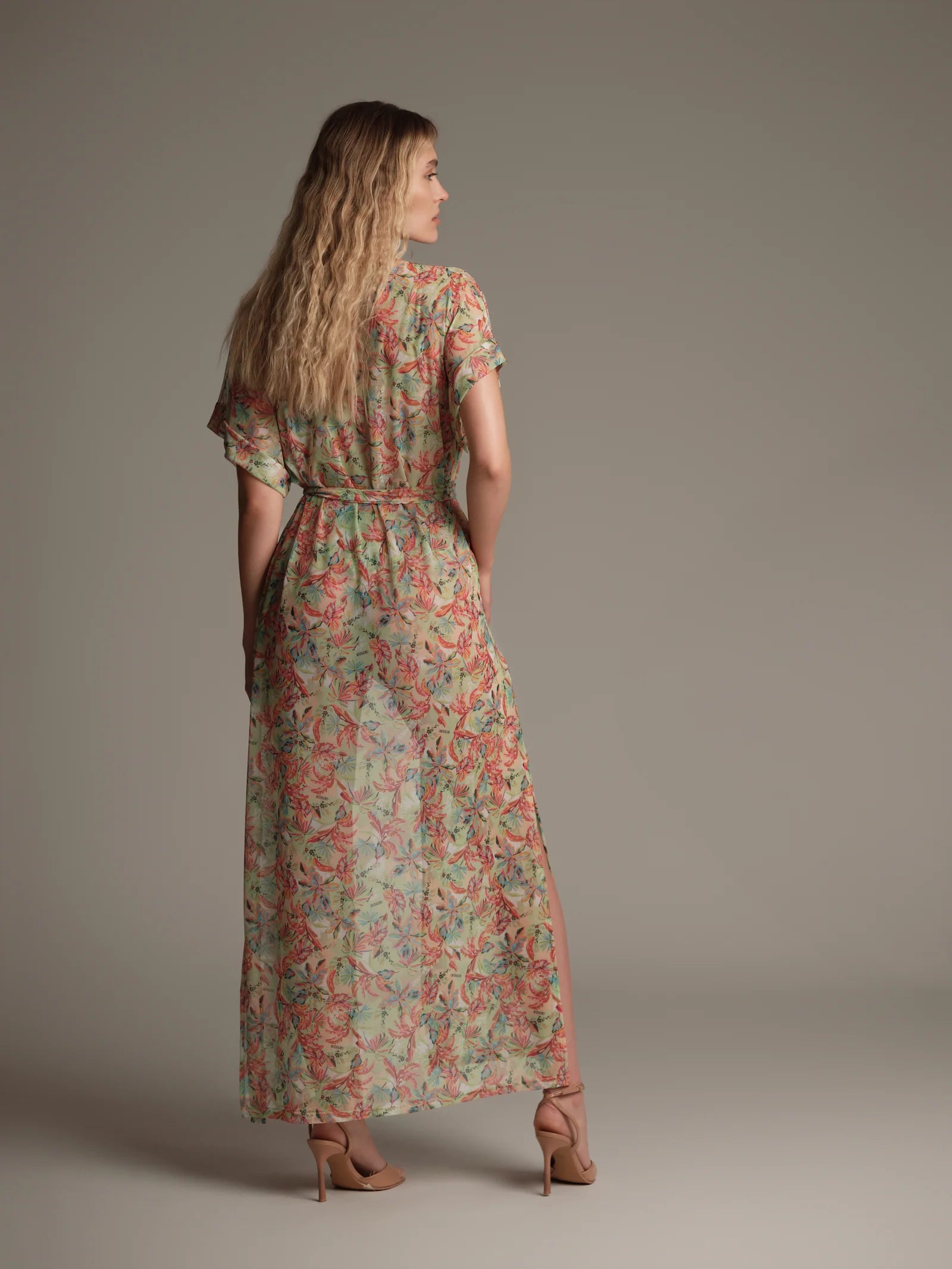 Saint-Tropez transparan kimono arkadan görünüm zarif kesim Made in Italy kumaş ile lüks beachwear ve resort stil