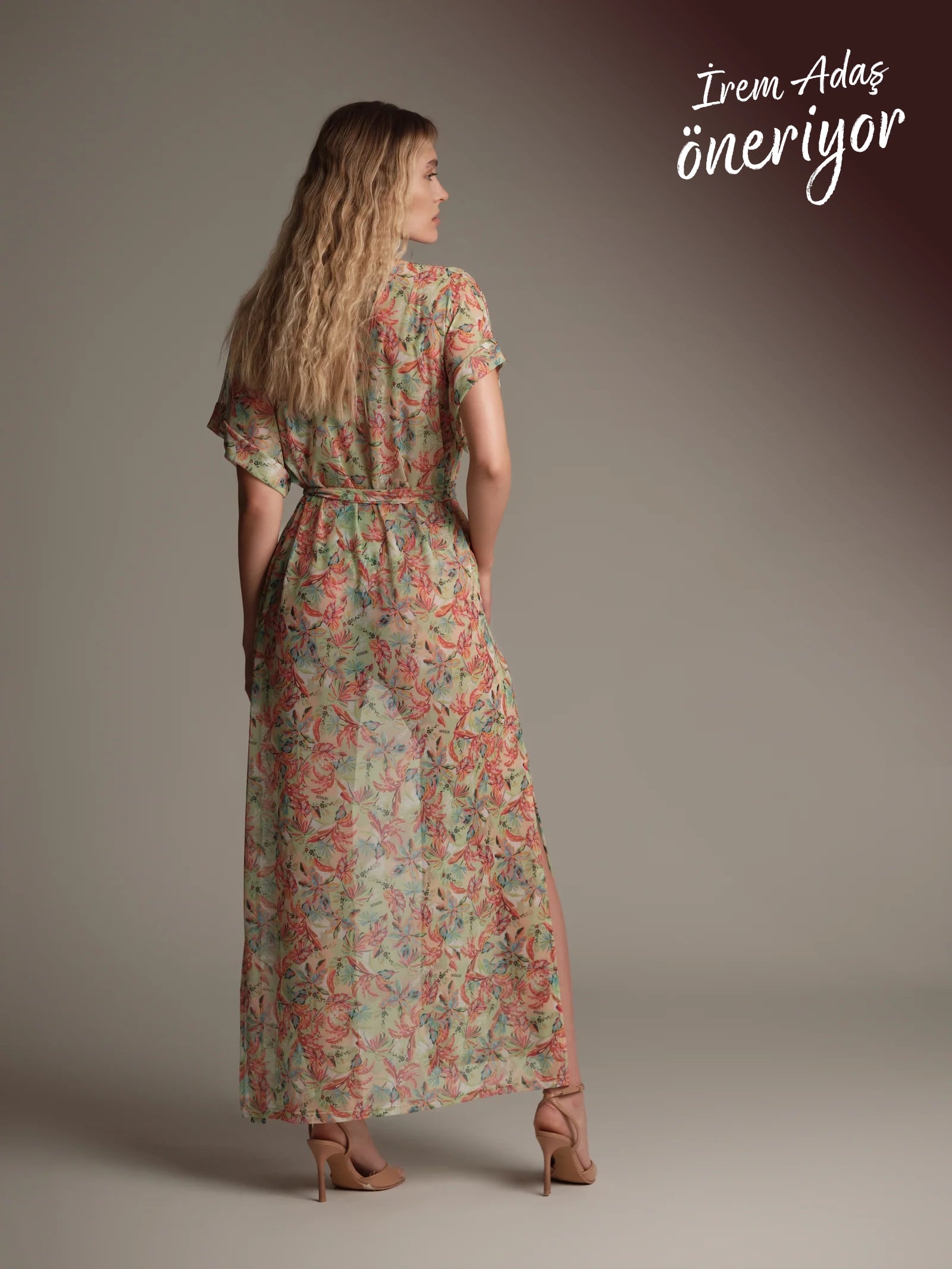 Saint-Tropez transparan kimono arkadan görünüm zarif kesim Made in Italy kumaş ile lüks beachwear ve resort stil