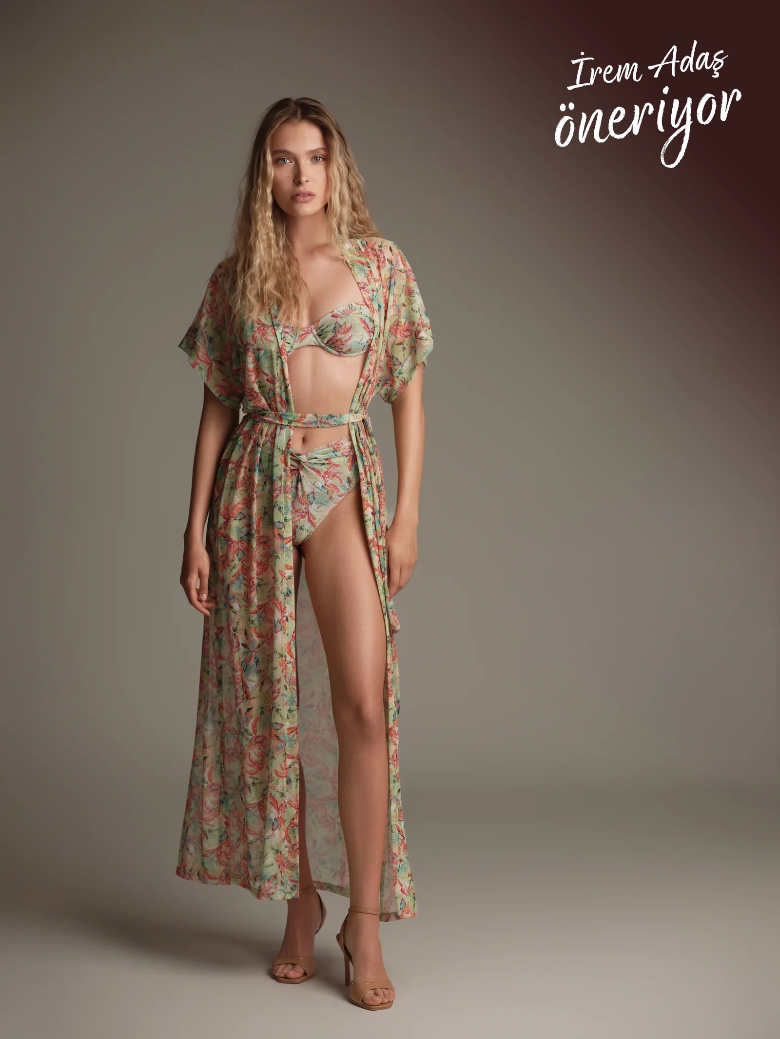 Saint-Tropez transparan kimono önden görünüm hafif ve akışkan Italian fabric ile şık beachwear ve resortwear stil