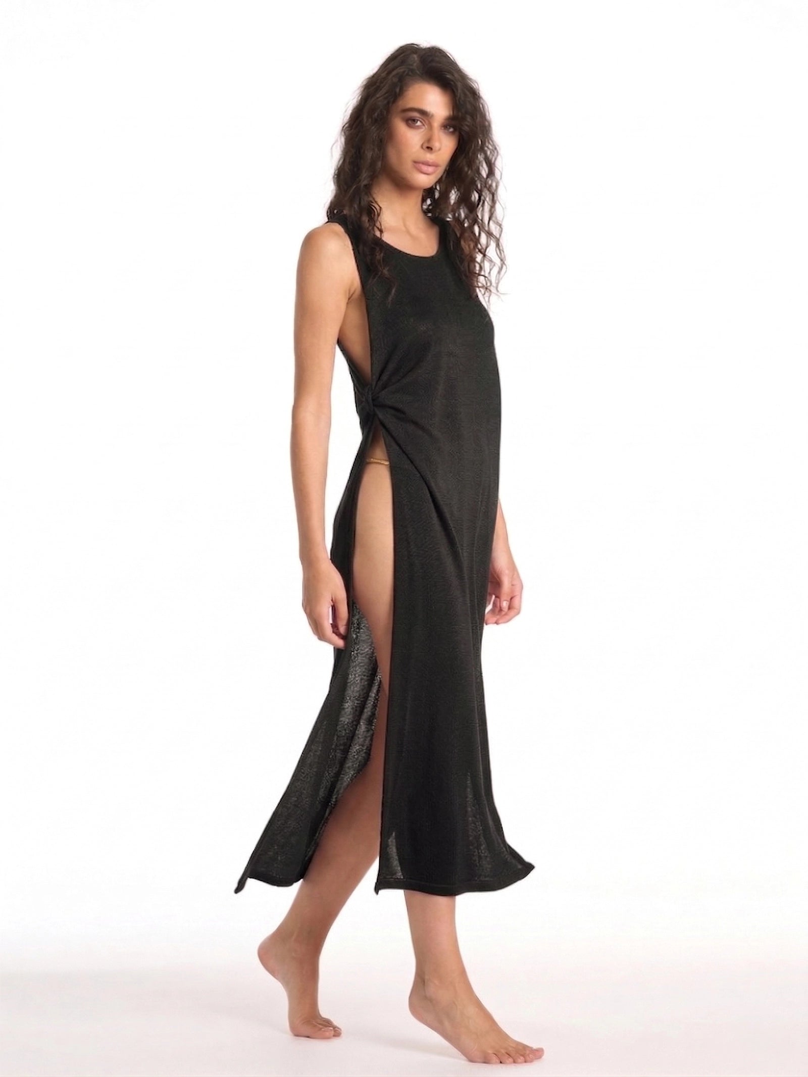 Simli siyah resort elbise önden görünüm parlak dokulu Italian fabric ile şık ve modern beachwear stil