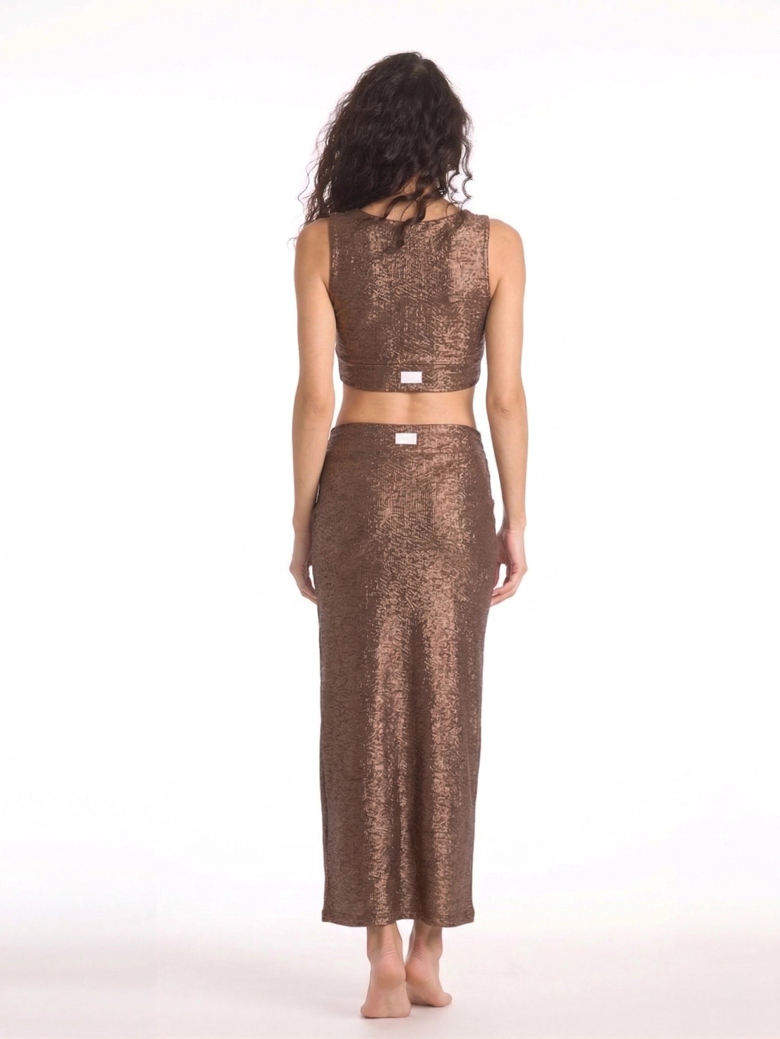 Twist detaylı simli kahverengi etek ve üst takım önden görünüm ışıltılı Italian fabric ile şık ve iddialı beachwear stil
