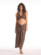 Twist detaylı simli kahverengi etek ve üst takım önden görünüm ışıltılı Italian fabric ile şık ve iddialı beachwear stil