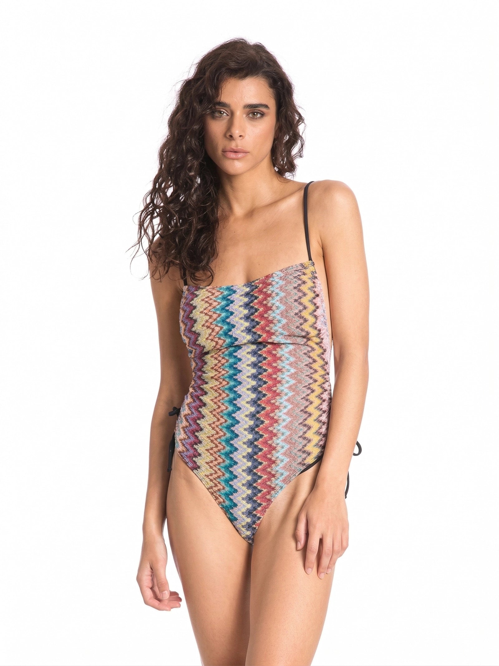 Zigzag desenli multicolor tek parça mayo önden görünüm modern kesim Italian fabric kumaş ile renkli ve şık beachwear stil