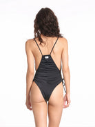 Zigzag desenli tek parça mayo arkadan düz siyah görünüm zarif kesim Made in Italy kumaş ile modern beachwear ve resortwear stil
